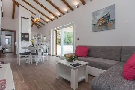 Peaceful With Private Pool And Free Parking