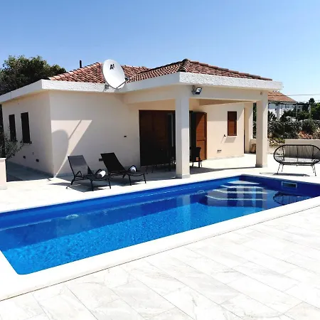 Peaceful With Private Pool And Free Parking Villa *
