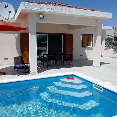 Peaceful With Private Pool And Free Parking Villa
