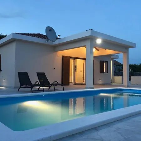 Peaceful With Private Pool And Free Parking Sevid